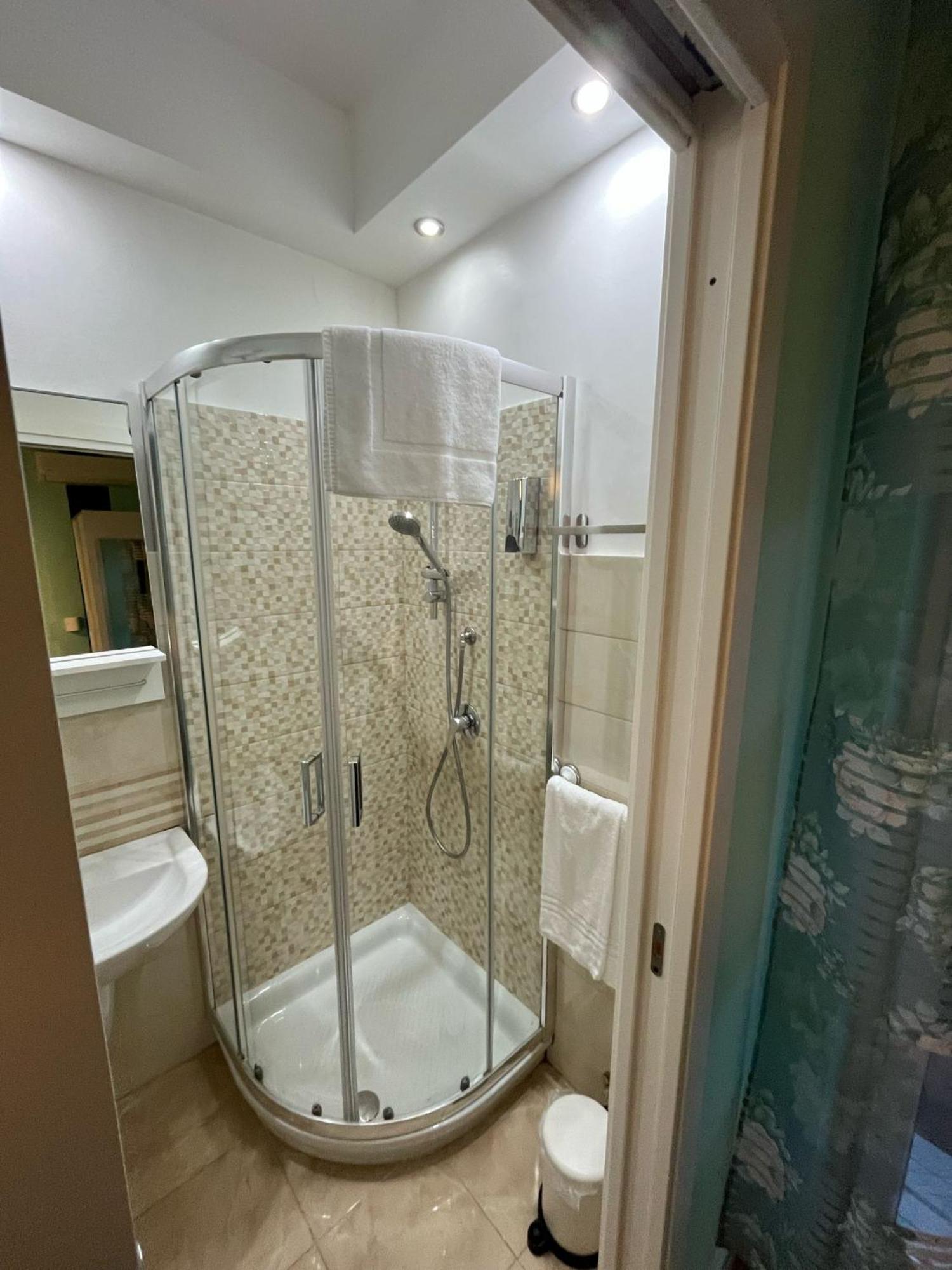 Quarto Grande com Cama de Casal ou 2 de Solteiro